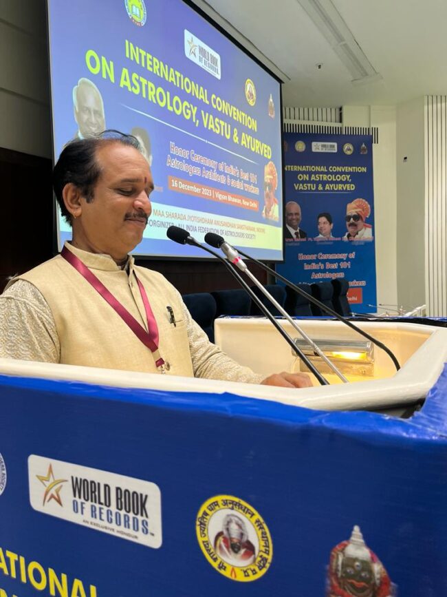 Betul Today News : केन्द्रीय मंत्री मीनाक्षी लेखी ने बैतूल के पंडित हीरेन्द्र शुक्ला का किया सम्मान