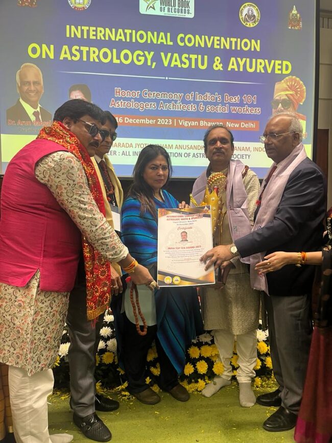 Betul Today News : केन्द्रीय मंत्री मीनाक्षी लेखी ने बैतूल के पंडित हीरेन्द्र शुक्ला का किया सम्मान