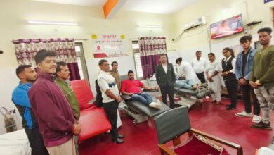 Betul Blood Donation News : दिवंगत लेखचंद यादव की पुण्यतिथि पर भाजपा विधि प्रकोष्ठ ने किया रक्तदान, मरीजों को वितरित किए फल
