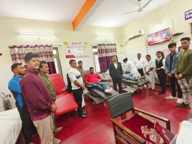 Betul Blood Donation News : दिवंगत लेखचंद यादव की पुण्यतिथि पर भाजपा विधि प्रकोष्ठ ने किया रक्तदान, मरीजों को वितरित किए फल