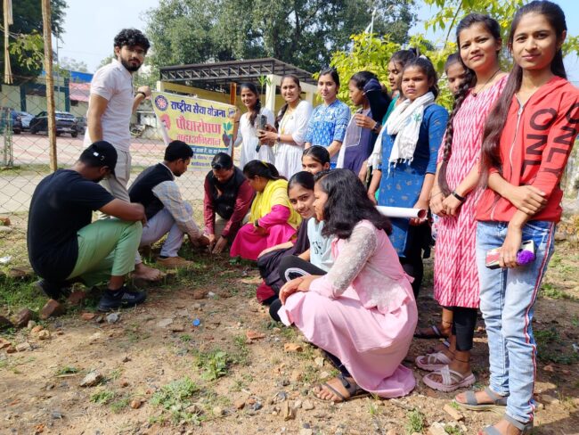 Betul JH College News : पौधारोपण कर मनाया विश्व स्वयंसेवक दिवस