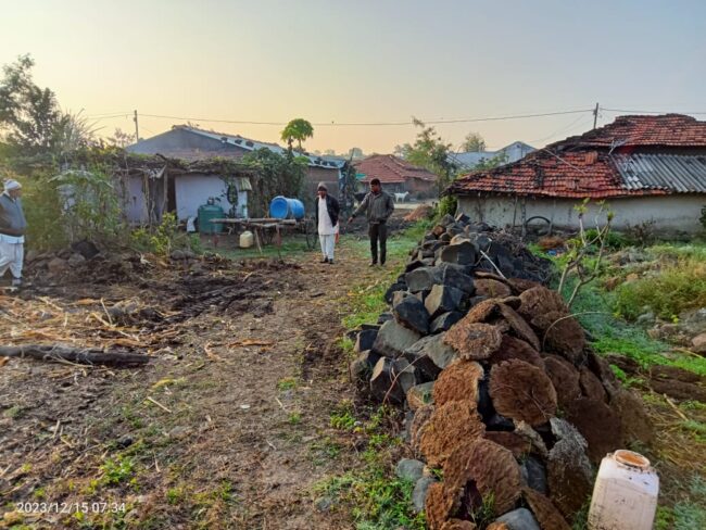 Betul News : सरपंच सचिव द्वारा आवागमन के मार्ग पर खुदाई कर बनाया जा रहा भवन