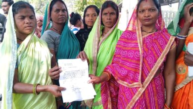 Betul Samachar : शराबी सरपंच, भ्रष्ट रोजगार सहायक की मनमानी से परेशान महिलाओं ने कलेक्टर से की शिकायत