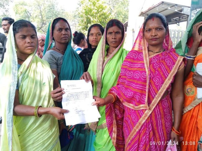 Betul Samachar : शराबी सरपंच, भ्रष्ट रोजगार सहायक की मनमानी से परेशान महिलाओं ने कलेक्टर से की शिकायत