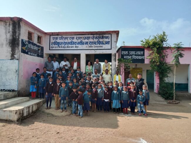 Betul Today News : खंडेलवाल परिवार ने चिचढाना में 92 स्कूली बच्चों को वितरित की स्वेटर