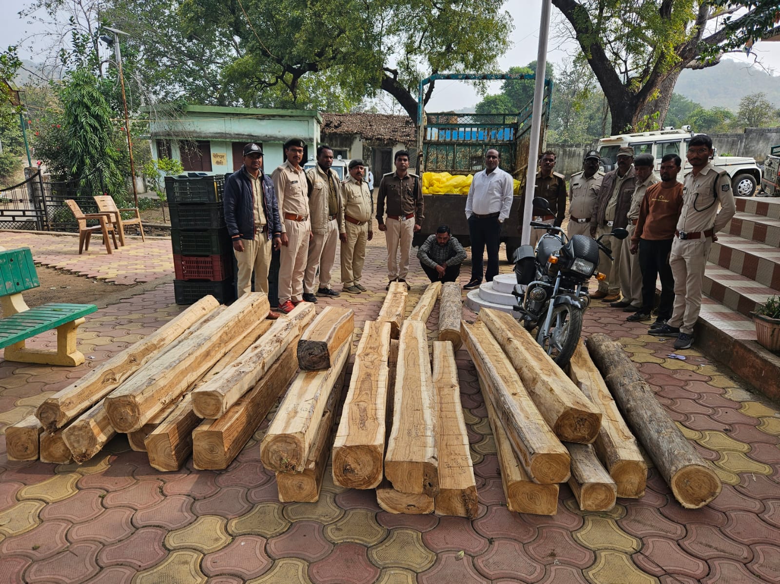 Betul Samachar : पिकअप वाहन में सब्जी कैरेट के नीचे छिपाकर की जा रही थी सागौन की तस्करी