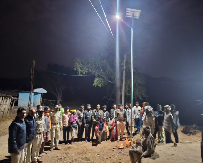 Betul Today News : वन परिक्षेत्रों के 8 ग्रामों में लगाए 37 सोलर स्ट्रीट लाइट