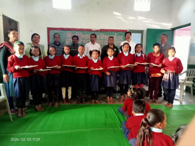 Betul News : लिपिक ने शिक्षक सामग्री वितरण कर मनाया जन्मदिन