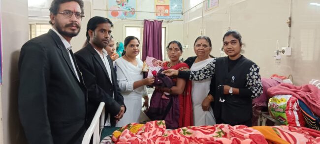 Betul Today News : जिला अस्पताल में जन्मे बच्चों को वितरित किए चांदी के लॉकेट 