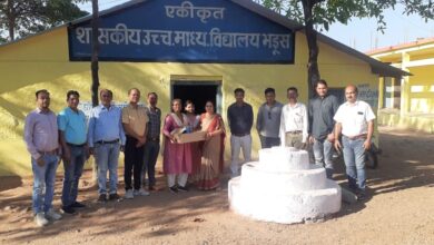 Betul News : शिक्षकों ने 540 विद्यार्थियों के लिए केन्द्राध्यक्षों को सौंपे पेन, जन शिक्षा केन्द्र भडूस के शिक्षकों ने की सराहनीय पहल