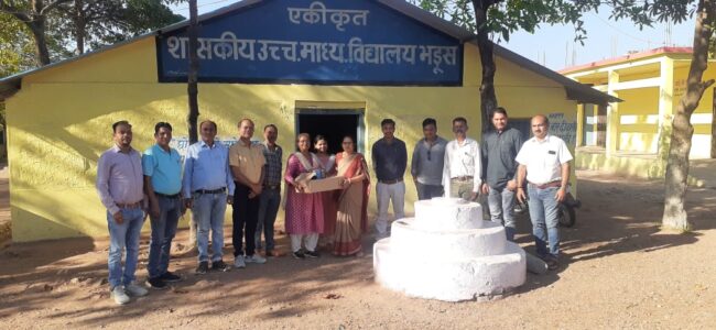 Betul News : शिक्षकों ने 540 विद्यार्थियों के लिए केन्द्राध्यक्षों को सौंपे पेन, जन शिक्षा केन्द्र भडूस के शिक्षकों ने की सराहनीय पहल