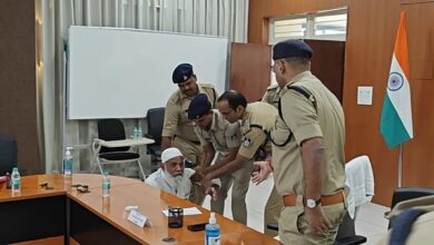 Indore Today News: प्लॉट पर कब्जे की शिकायत के लिए वृद्ध ने आयुक्त के पैरों में गिरकर लगाई गुहार