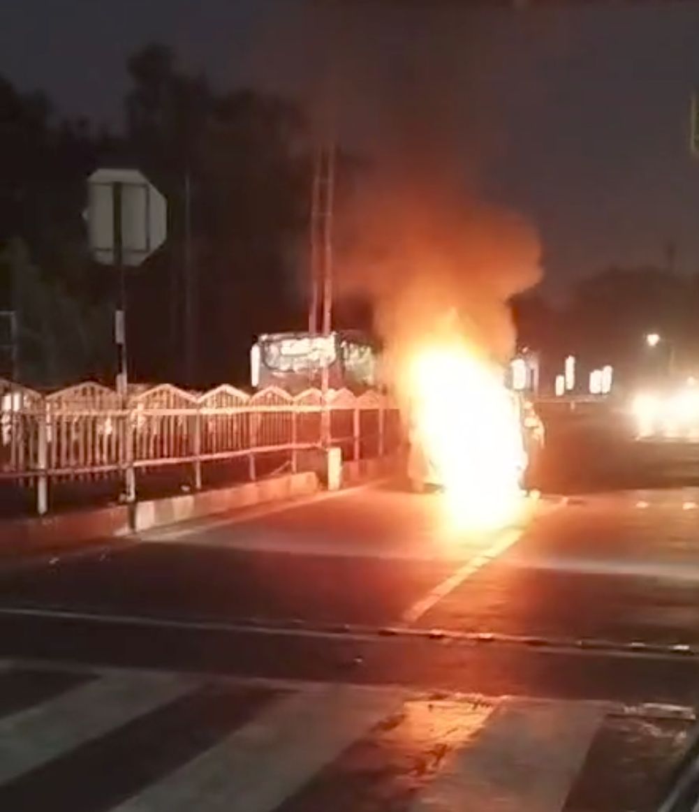 Indore Car burnt News: A moving car caught fire at Navlakha intersection, the driver saved his life by jumping